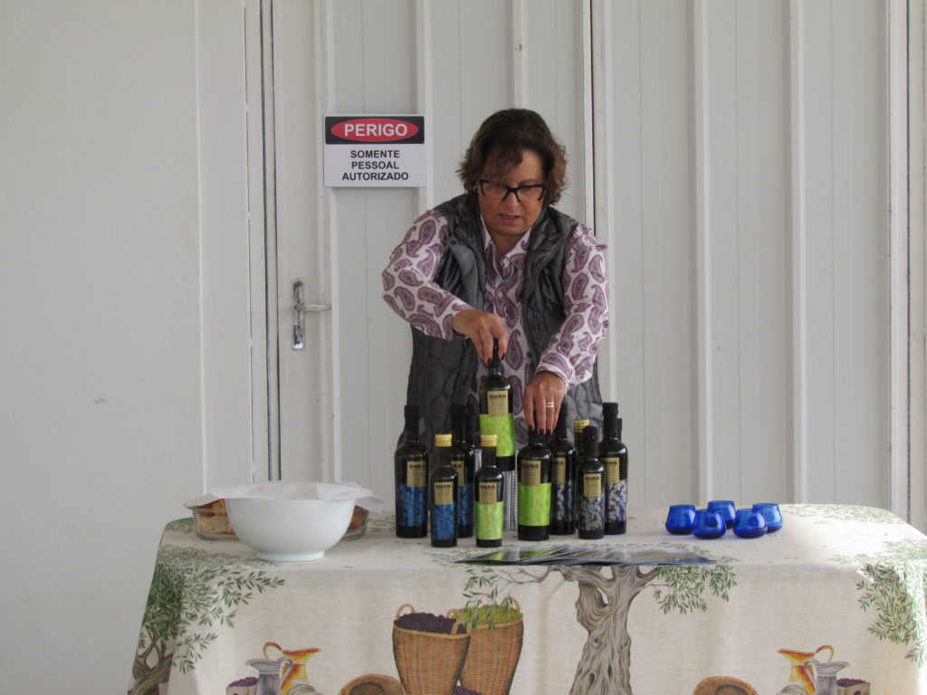 Sibele preparando a degustação dos azeites